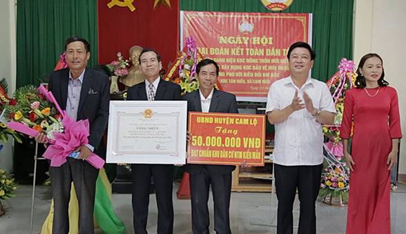 Ông Ngô Quang Chiến - Chủ tịch UBND huyện Cam Lộ trao Bằng công nhận đạt chuẩn NTM kiểu mẫu cho KDC Tân Hiếu (xã Cam Hiếu).