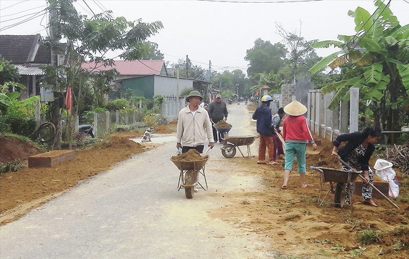 Người dân huyện Cam Lộ tham gia xây dựng tuyến đường kiểu mẫu
