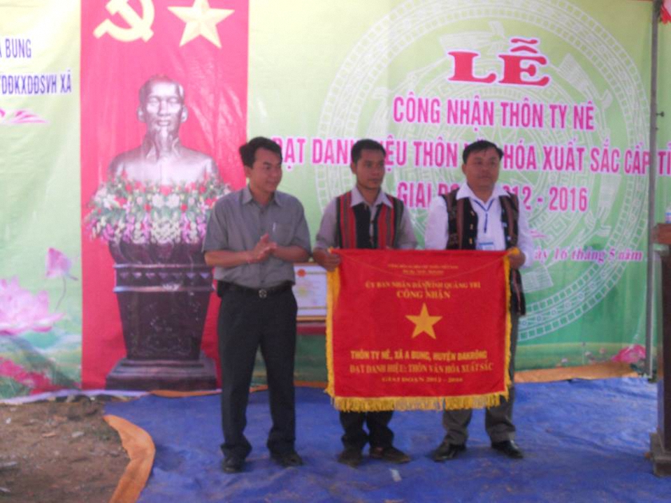 Thôn Ty Nê, xã A Bung, huyện Đakrông đón nhận danh hiệu Thôn văn hóa xuất sắc cấp tỉnh