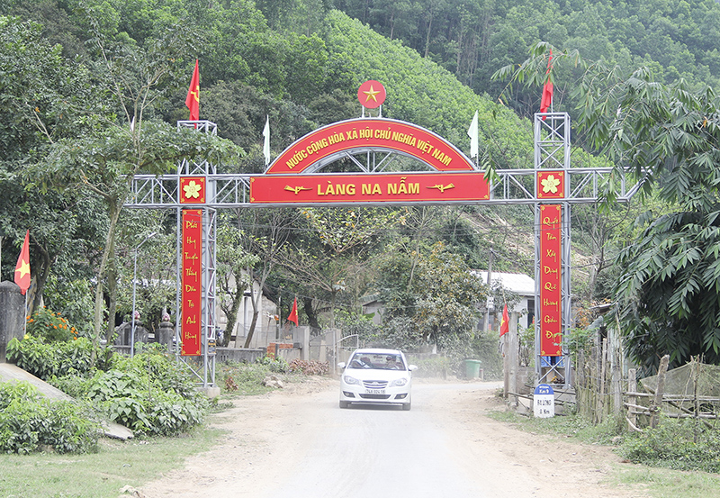 Cổng chào vào làng Na Nẫm được xây dựng khang trang​