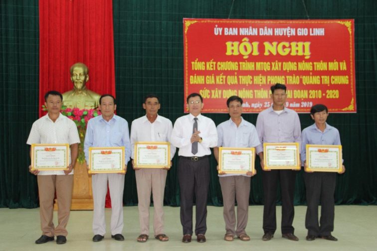 Chủ tịch UBND huyện Gio Linh trao giấy khen cho các tập thể có thành tích xuất sắc trong xây dựng NTM giai đoạn 2010-2020