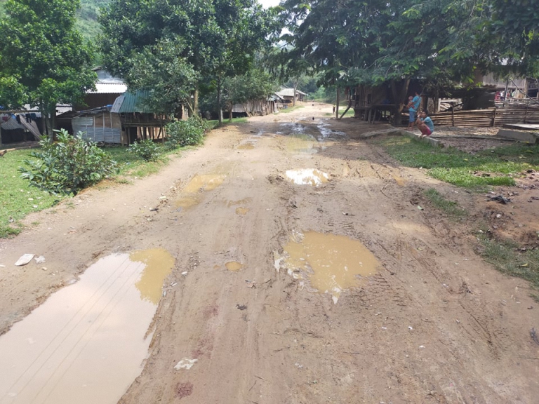 Một tuyến đường còn lầy lội ở xã A Vao