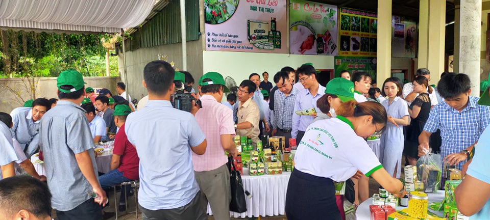 Các đại biểu tham quan cơ sở sản xuất dược liệu Mai Thị Thủy, Cam Lộ