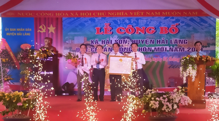 Ông Hà Sỹ Đồng, Phó chủ tịch UBND tỉnh trao bằng công nhận đạt chuẩn cho xã Hải Sơn