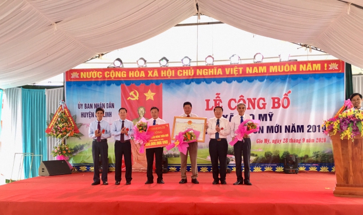 Ông Hà Sỹ Đồng, Phó chủ tịch UBND tỉnh trao bằng công nhận đạt chuẩn cho xã Gio Mỹ
