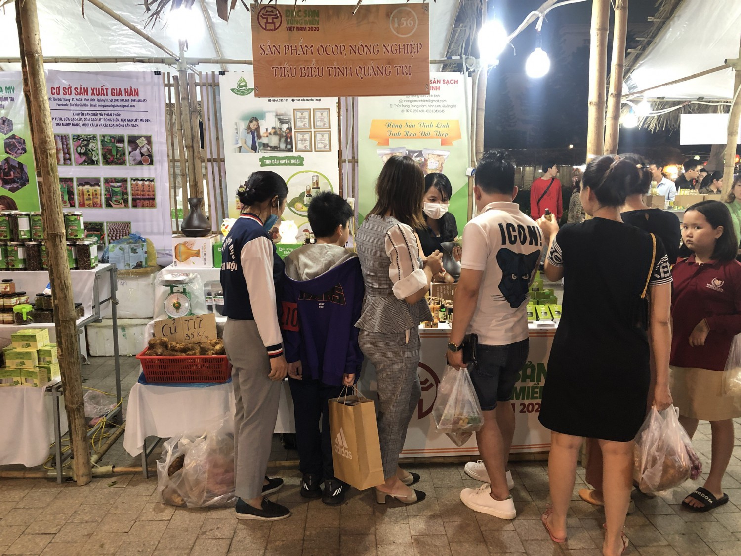 Sản phẩm OCOP, nông nghiệp tiêu biểu của tỉnh được sự quan tâm của nhiều khách hàng tại Hội chợ Đặc sản vùng miền Việt Nam