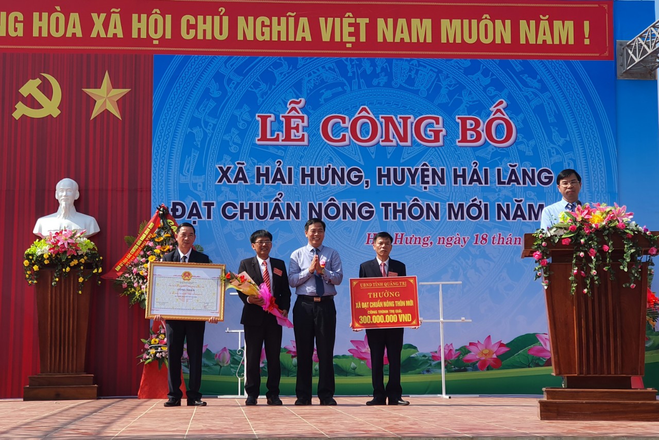 Phó Bí thư Thường trực Tỉnh ủy, Chủ tịch HĐND tỉnh Nguyễn Đăng Quang trao Bằng công nhận đạt chuẩn NTM cho xã Hải Hưng