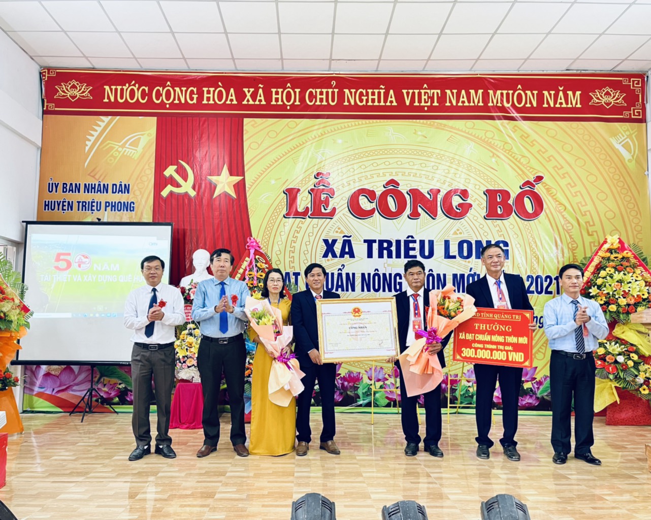 Lãnh đạo xã Triệu Long đón nhận Bằng công nhận xã đạt chuẩn nông thôn mới và phần thưởng 300 triệu đồng của UBND tỉnh