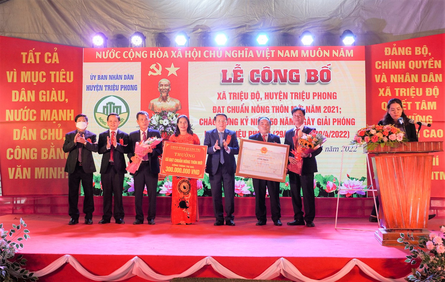 Phó Chủ tịch Thường trực UBND tỉnh Hà Sỹ Đồng trao bằng công nhận đạt chuẩn nông thôn mới cho xã Triệu Độ