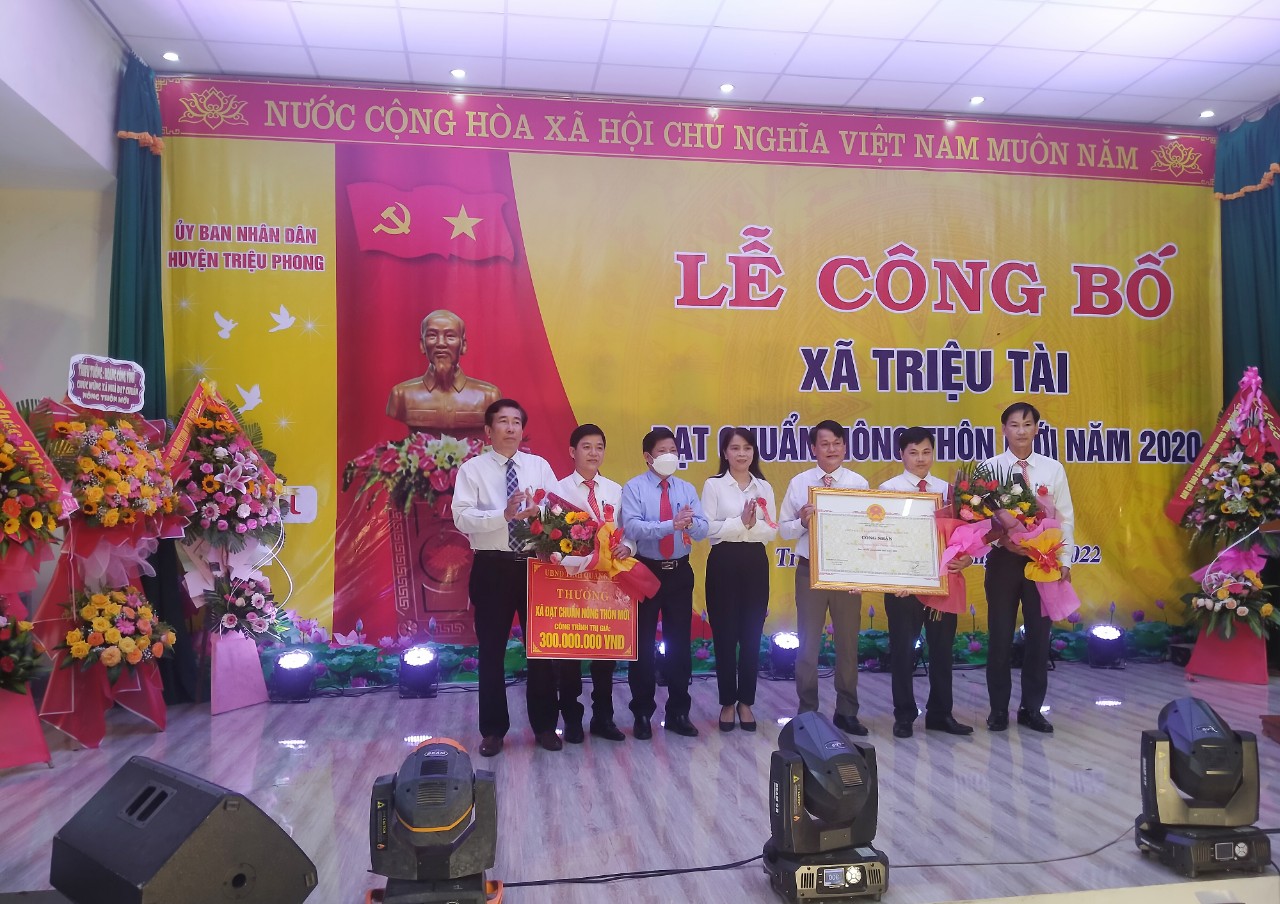 Lãnh đạo xã Triệu Tài đón nhận Bằng công nhận xã đạt chuẩn nông thôn mới và phần thưởng 300 triệu đồng của UBND tỉnh
