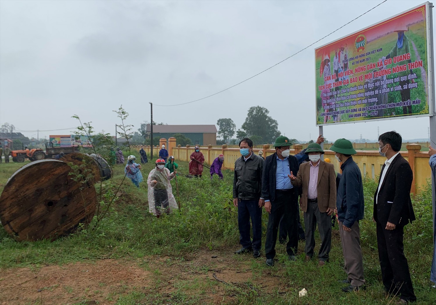Cán bộ, hội viên nông dân xã Gio Quang tích cực tham gia bảo vệ môi trường nông thôn