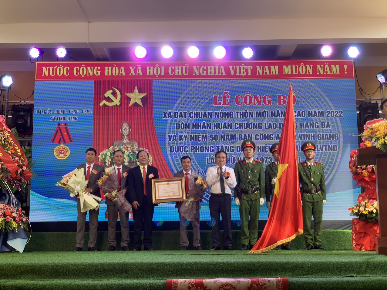 Xã Vĩnh Giang đón nhận Huân chương lao động hạng Ba.