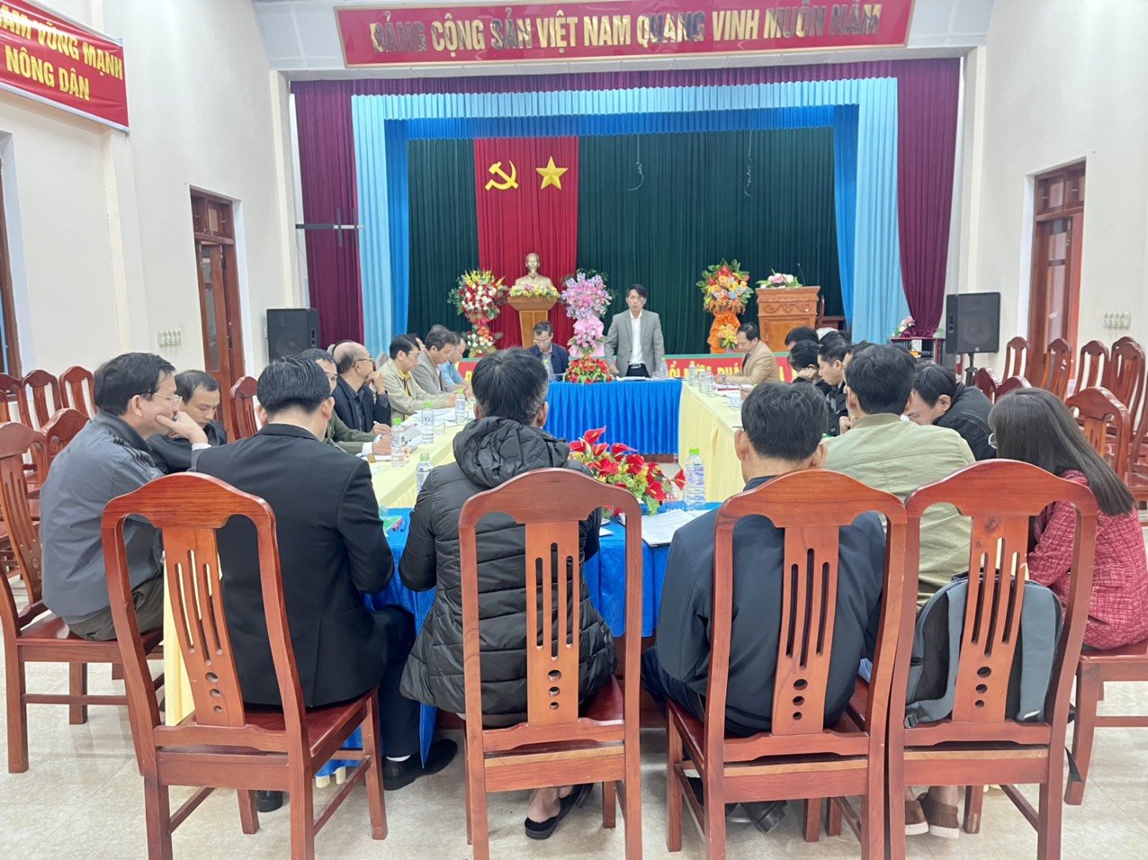 Đồng chí Trần Trọng Tuấn - Phó Chánh Văn phòng Điều phối nông thôn mới tỉnh phát biểu tại phiên làm việc với UBND xã Ba Lòng