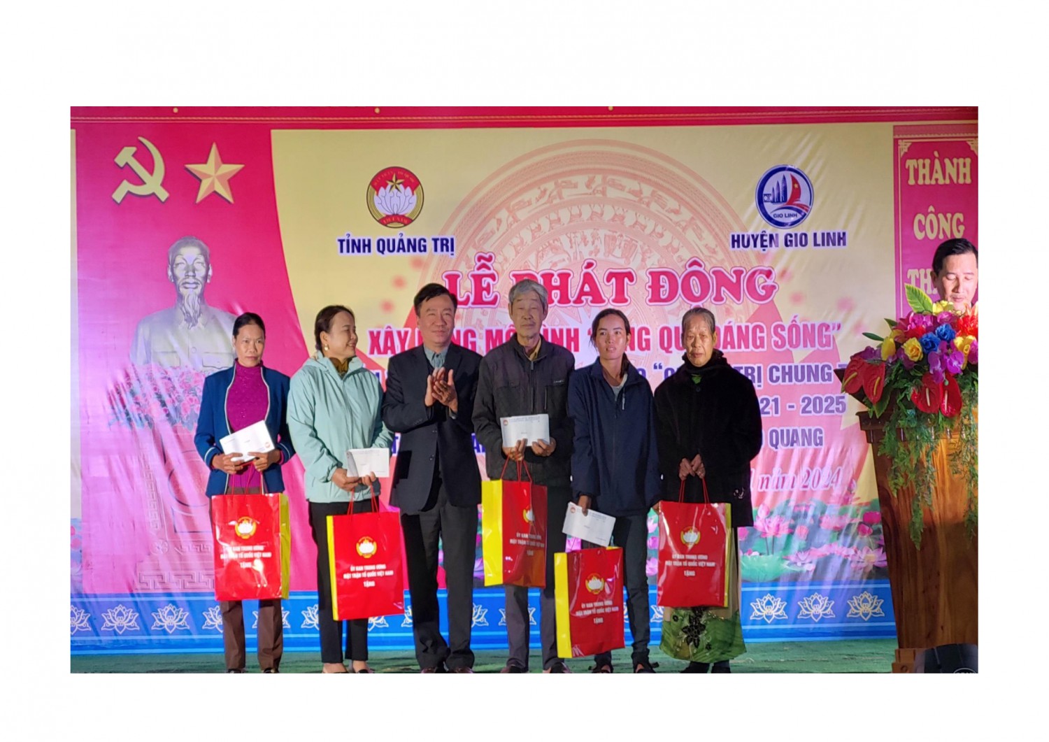 Đồng chí Đào Mạnh Hùng - Chủ tịch Uỷ ban MTTQ Việt Nam tỉnh tặng quà cho các gia đình chính sách thôn Vinh Quảng Thượng, xã Gio Quang, huyện Gio Linh