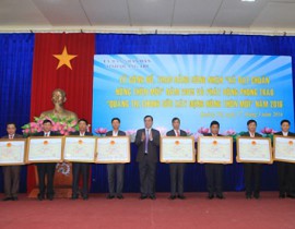 Đồng chí Nguyên Đức Chính, chủ tịch UBND tỉnh trao bằng công nhận xã đạt chuẩn nông thôn mới cho 3 xã Vĩnh Thủy, Vĩnh Kim, Vĩnh Thạch