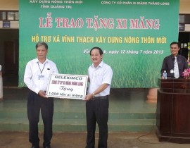 Đồng chí Nguyễn Quân Chính, Phó chủ tịch UBND tỉnh trao tặng xi măng cho Xã VĨnh Thạch xây dựng nông thôn mới