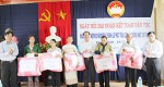 5 gia đình chính sách, gia đình khó khăn ở 5 thôn thuộc xã Cam Thủy nhận quà của Tỉnh ủy, HĐND, UBND, UBMTTQVN tỉnh