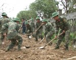 Đông đảo cán bộ chiến sỹ Trung đoàn 19 giúp nhân dân Giáo xứ Phước Tuyền làm đường giao thông.