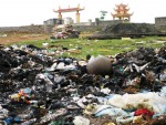 Bãi rác nằm ngay nghĩa trang tiếp giáp giữa 3 xã Vĩnh Tân, Vĩnh Quang, Vĩnh Thạch của huyện Vĩnh Linh là một trong những điểm ô nhiễm.