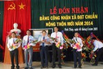 Ông Hà Sỹ Đồng phó chủ tịch UBND tỉnh trao bằng công nhận xã đạt chuẩn nông thôn mới và thưởng công trình trị giá 1 tỷ đồng cho xã Vĩnh Thủy