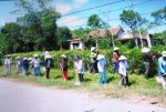 Phụ nữ xã Vĩnh Thủy làm vệ sinh đường làng ngõ xóm