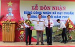 Đồng chí Hà Sỹ Đồng, Phó Chủ tịch UBND tỉnh, Phó Trưởng Ban chỉ đạo các chương trình MTQG tỉnh trao bằng công nhận xã đạt chuẩn nông thôn mới cho xã Vĩnh Tân