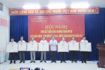 Đồng chí Nguyễn Đức Chính, Chủ tịch UBND tỉnh trao Bằng công nhận các xã đạt chuẩn NTM năm 2016