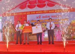 Đồng chí Phạm Ngọc Minh, TUV, Bí thư huyện ủy, Trưởng Ban chỉ đạo nông thôn mới huyện Hải Lăng trao bằng công nhận đạt chuẩn