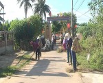 Phụ nữ xã Vĩnh Lâm làm vệ sinh các trục đường trên địa bàn