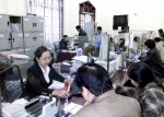 Nhân viên Agribank chi nhánh huyện Triệu Phong hoàn tất thủ tục vay vốn cho khách hàng