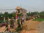Công an Cam Lộ đóng góp làm đường bê tông tại thôn Kim Đâu, xã Cam An