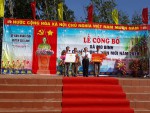 Đồng chí Hà Sỹ Đồng, Phó Chủ tịch UBND tỉnh trao bằng công nhận xã đạt chuẩn NTM cho xã Gio Bình