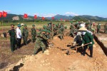 Cán bộ, chiến sĩ Sư đoàn 968 tham gia xây dựng nông thôn mới tại xã Cam Thủy, huyện Cam Lộ ​