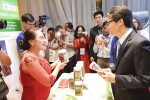 Nữ doanh nhân Nguyễn Thị Anh Đào giới thiệu sản phẩm phân viên nén hữu cơ với Phó Thủ tướng Vũ Đức Đam