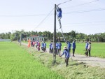 Các đoàn viên, thanh niên ra quân thực hiện công trình “Ánh sáng đường quê”​