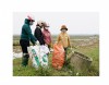 Người dân xã Vĩnh Lâm, huyện Vĩnh Linh thu gom bao gói thuốc bảo vệ thực vật sau sử dụng về các bể chứa