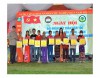 Trưởng Ban Nội chính Tỉnh ủy Ly Kiều Vân và Phó Chủ tịch Ủy ban MTTQ Việt Nam tỉnh Dương Tân Long trao quà của lãnh đạo tỉnh cho các hộ khó khăn ở xã Mò Ó