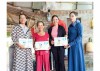 Hội LHPN xã Triệu Trạch, huyện Triệu Phong phát tờ rơi tuyên truyền về cách phân loại, xử lý rác thải tại hộ gia đình