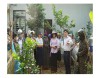 Cán bộ Trung tâm Nghiên cứu, chuyển giao công nghệ và đổi mới sáng tạo Quảng Trị hướng dẫn quy trình xử lý rác thải hữu cơ cho cán bộ, hội viên phụ nữ huyện Cam Lộ