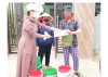 Hội phụ nữ xã Triệu Trạch, huyện Triệu Phong truyền thông về thực hiện phân loại rác thải và cấp sọt rác cho người dân