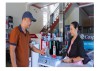 Người dân thôn Tân An, xã Vĩnh Giang, thanh toán điện tử qua mã QR khi mua bán hàng hóa