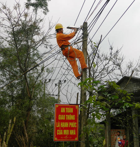 Tình nguyện lắp bóng đèn chiếu sáng đường quê ở xã miền núi Triệu Nguyên