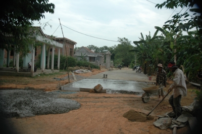 Làm đường giao thông nông thôn ở xã Triệu Thành.
