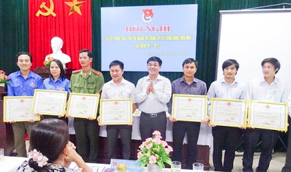 Các tập thể có nhiều thành tích trong phong trào "Tuổi trẻ Quảng Trị chung tay xây dựng NTM" nhận bằng khen của UBND tỉnh.