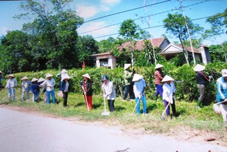 Phụ nữ xã Vĩnh Thủy, tỉnh Quảng Trị tham gia xây dựng nông thôn mới