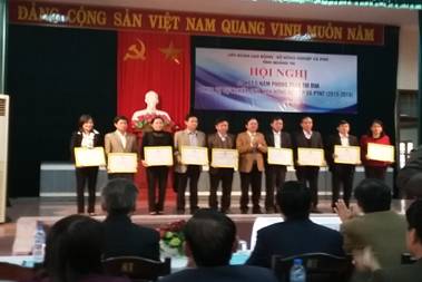 Đồng chí Nguyễn Thế Lập trao bằng khen cho các tập thể và cá nhân