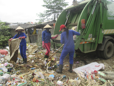 Thu gom rác thải tại thị trấn Cam Lộ
