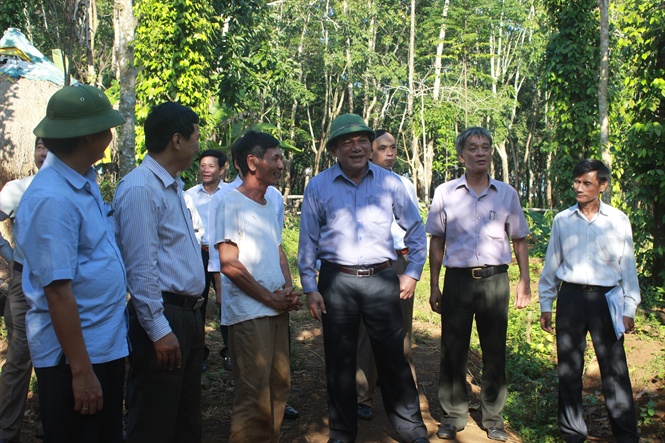 Uỷ viên TƯ Đảng - Bí thư Tỉnh ủy Quảng Trị Nguyễn Văn Hùng (đội mũ đứng giữa) kiểm tra công tác xây dựng NTM ở xã Gio Sơn