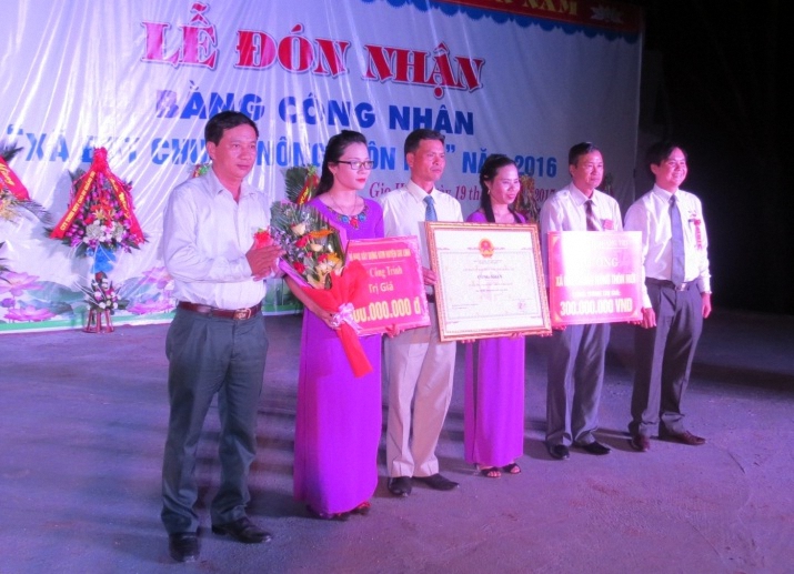 Đồng chí Võ Văn Hưng, Giám đốc Sở Nông nghiệp và PTNT, Ủy viên thường trực các Chương trình MTQG tỉnh trao bằng công nhận đạt chuẩn nông thôn mới cho xã Gio Hòa