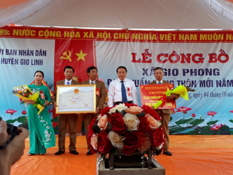 Ông Hà Sỹ Đồng – PCT UBND tỉnh trao bằng công nhận đạt chuẩn nông thôn mới năm 2017 cho xã Gio Phong